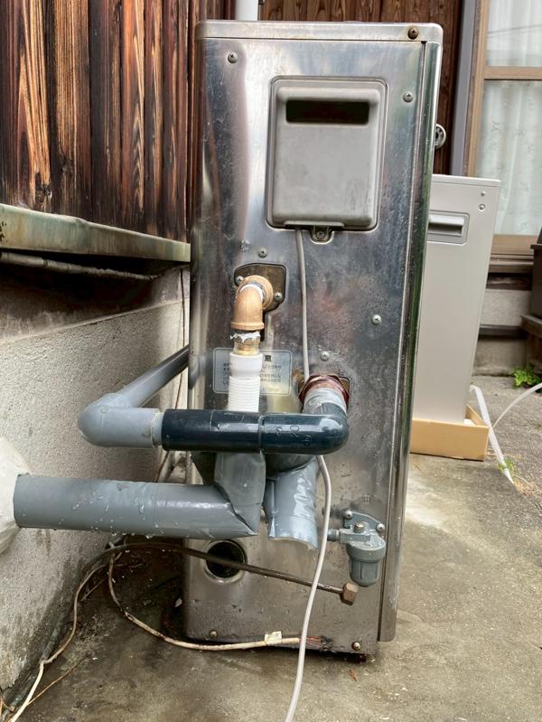 交換前の給湯器 側面