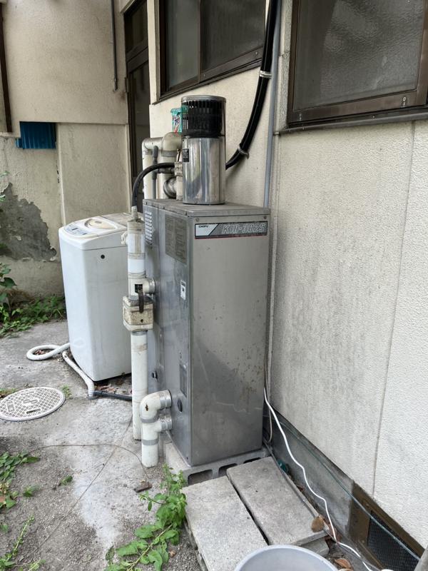 施工前の石油給湯器