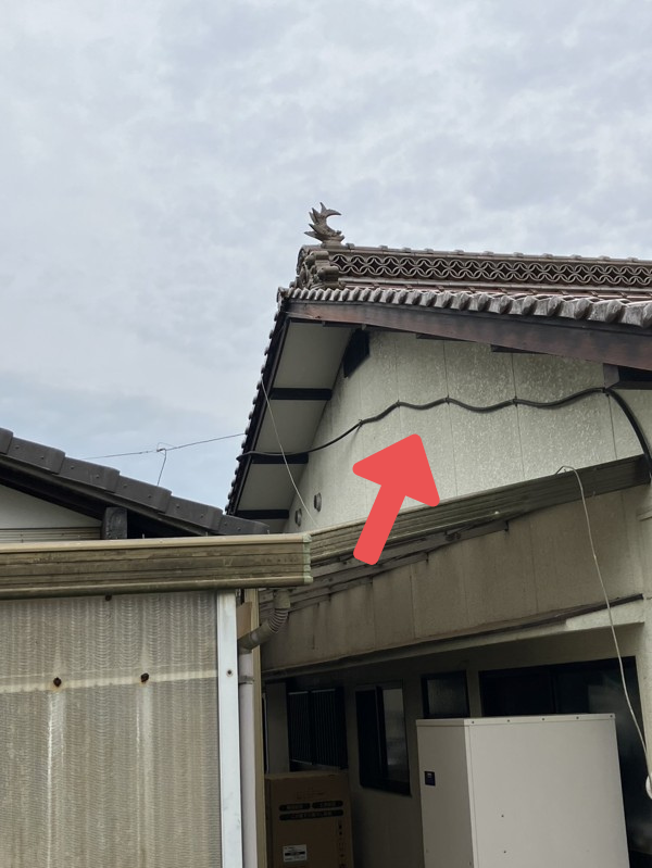 ビフォー:壁沿い配管