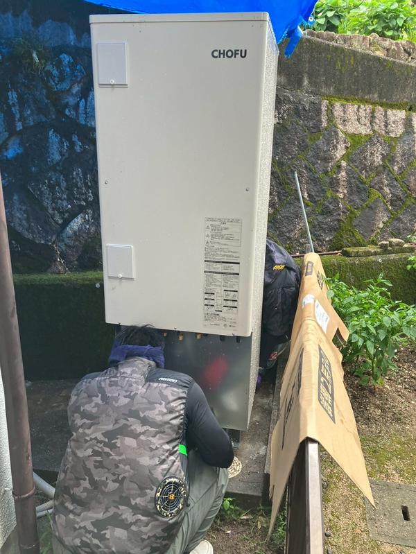 新しいエコキュート設置中の様子1