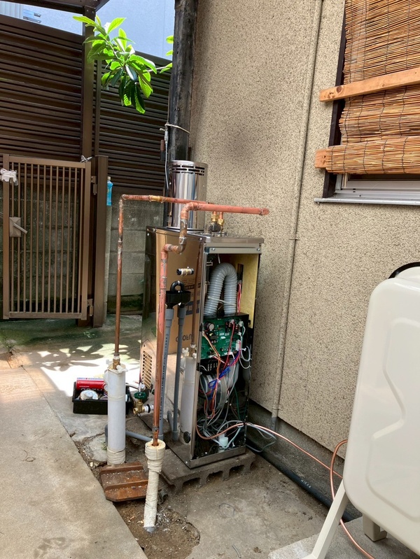 新しい機器に配管接続中