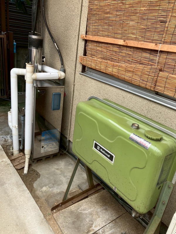 取替前の給湯器とオイルタンク