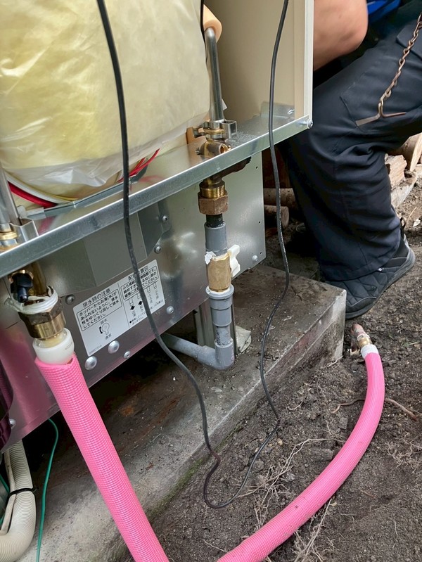 接続作業：温水器下部まわり