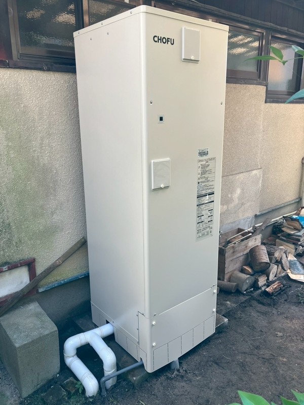 電気温水器 据付完了（背面配管）