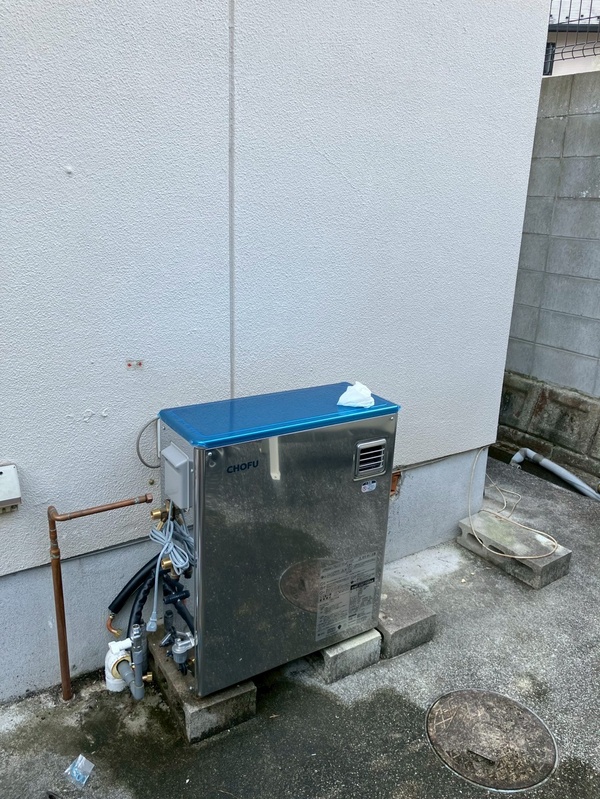 新しいボイラー設置中