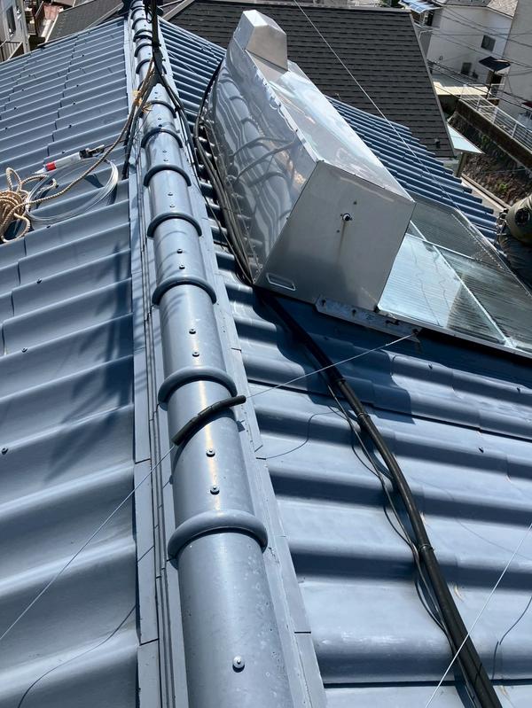 屋根上：配管の取り回し（整理前）