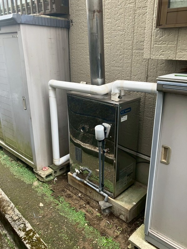 施工前：屋外の灯油ボイラー外観