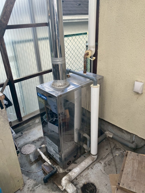 施工前：屋外の既設石油給湯器