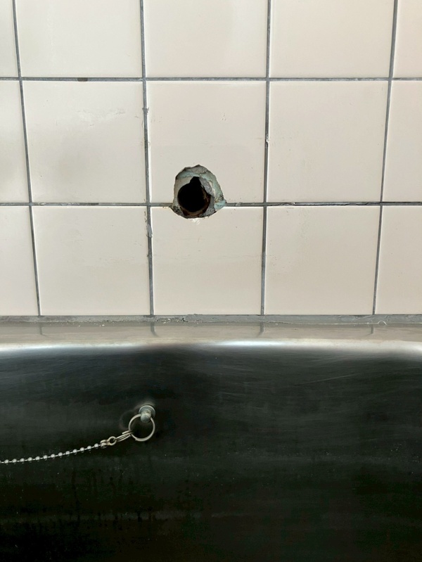 途中：浴室壁面補修前