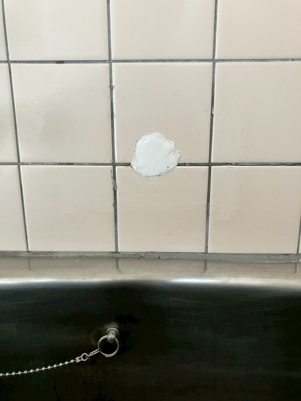 施工後：浴室リモコン撤去部の仕上げ