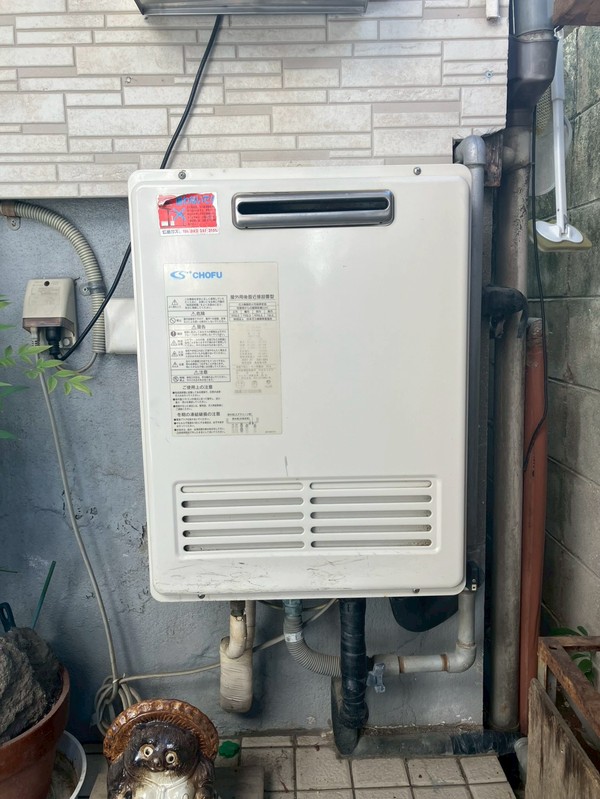 施工前：既設ガス給湯器の外観（CHOFU）