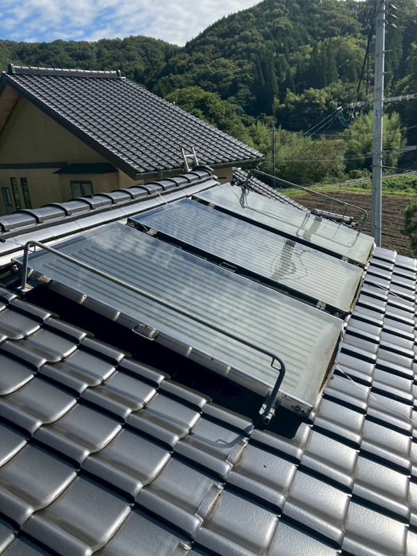 屋根：既存集熱パネル