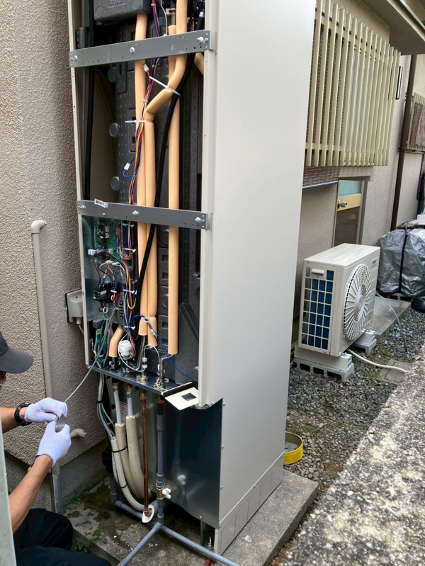 施工途中：配線・配管の整理