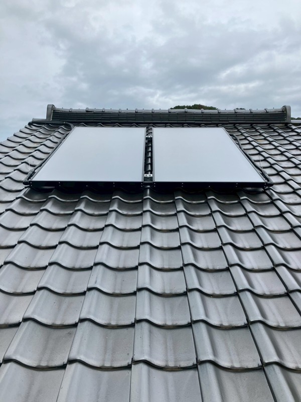 屋根：新設集熱パネル