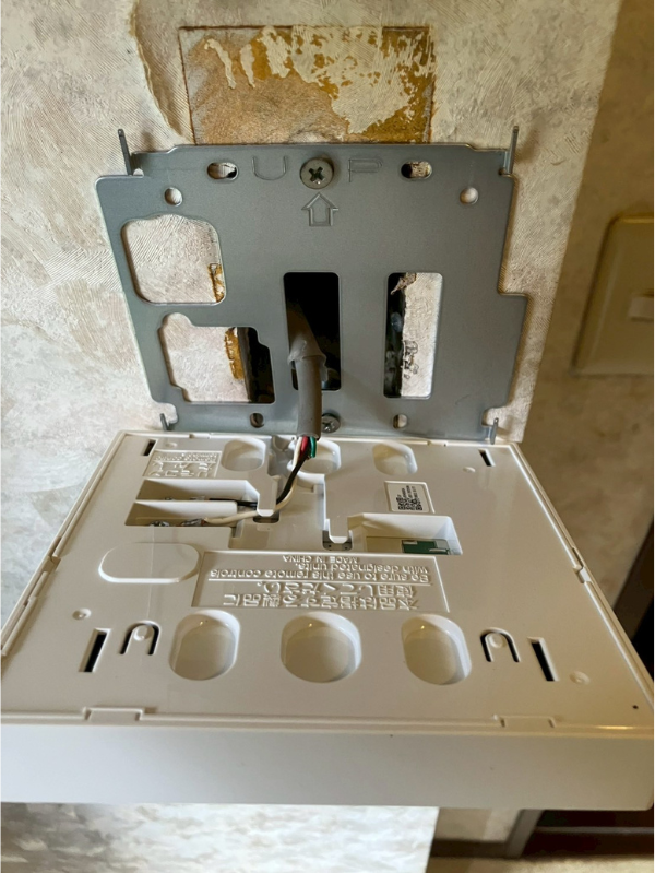 新リモコンベースの取付作業