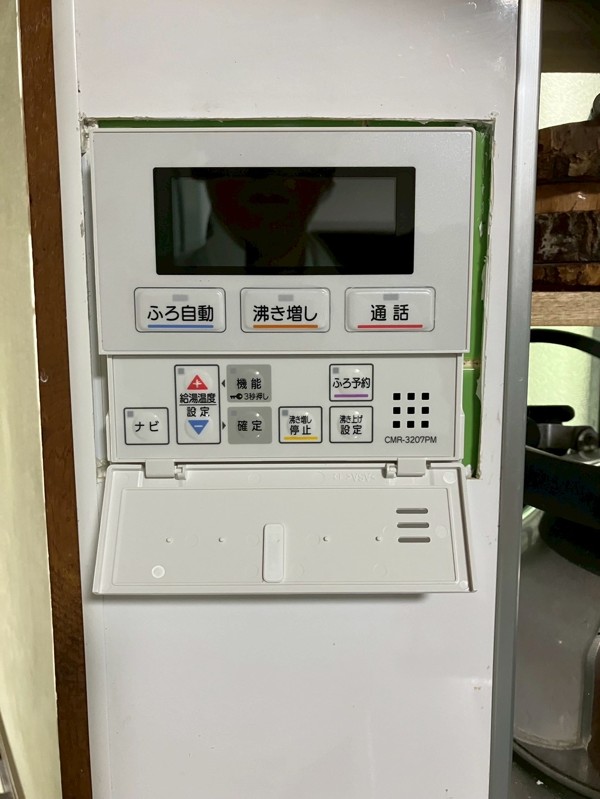 台所リモコン 設置中