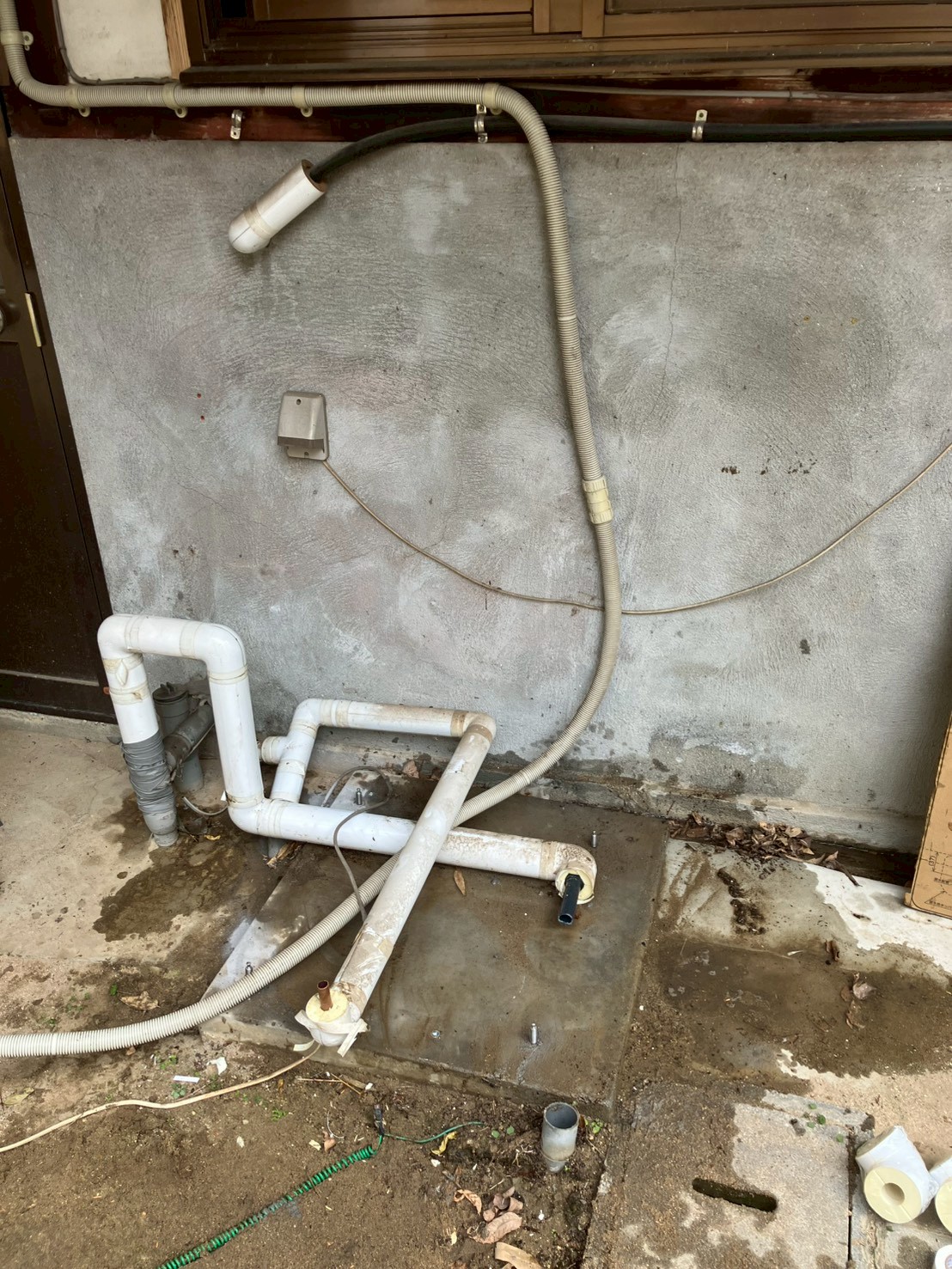 撤去後の設置面・配管状況