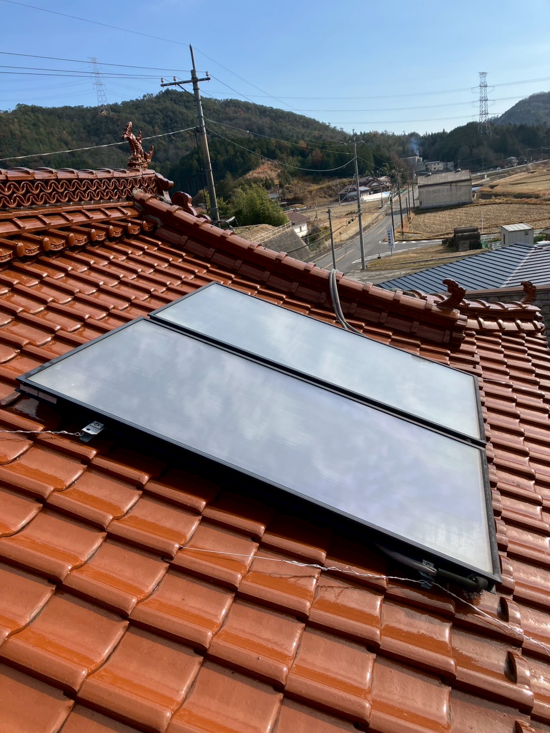 施工前 屋根上 配管ホースの状態