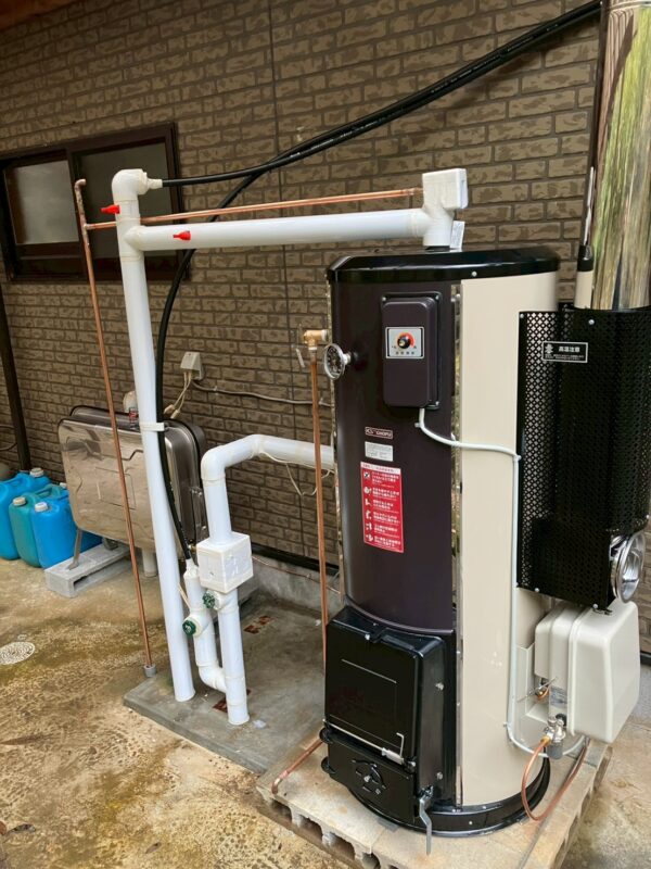 完成したLHG4010Sと配管の様子