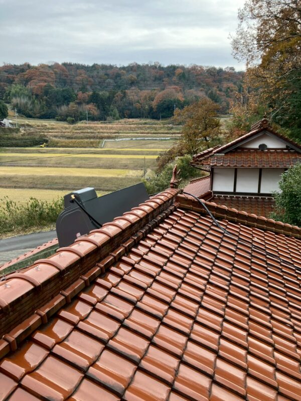 瓦屋根と太陽熱温水器の全景