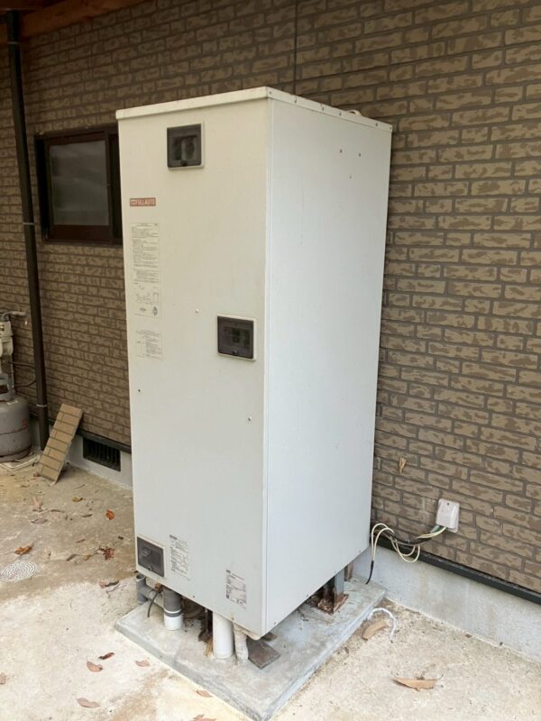 施工前の電気温水器の様子