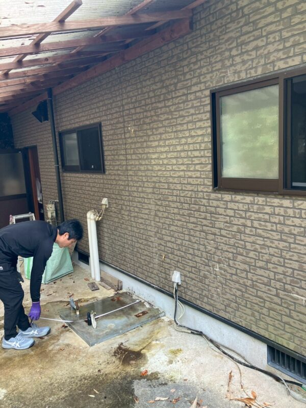 電気温水器撤去後の基礎と配管