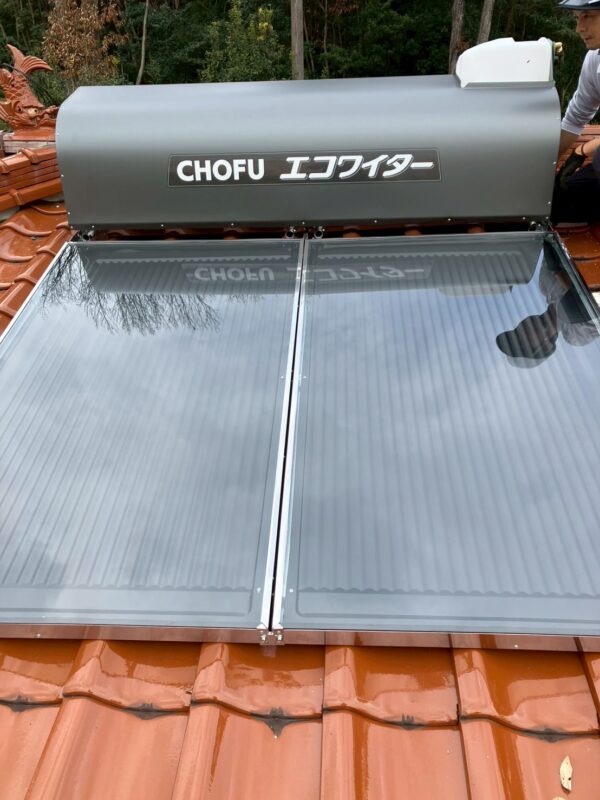 太陽熱温水器集熱器の設置作業