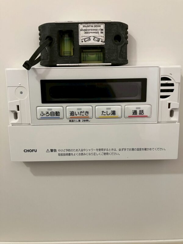 リモコン交換：水平器で確認