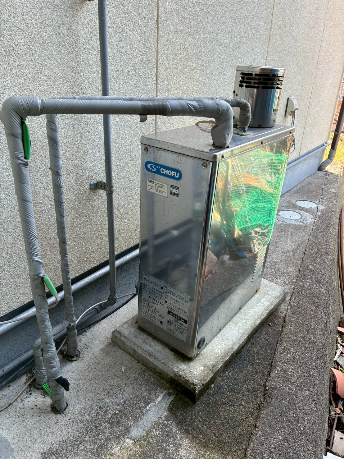 施工前の石油給湯器