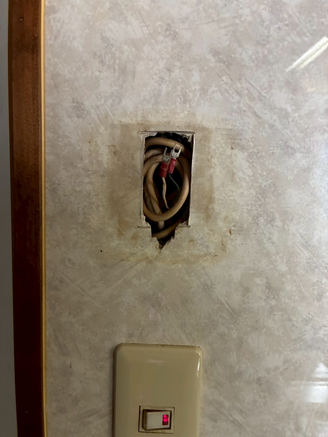 リモコン撤去後の壁面