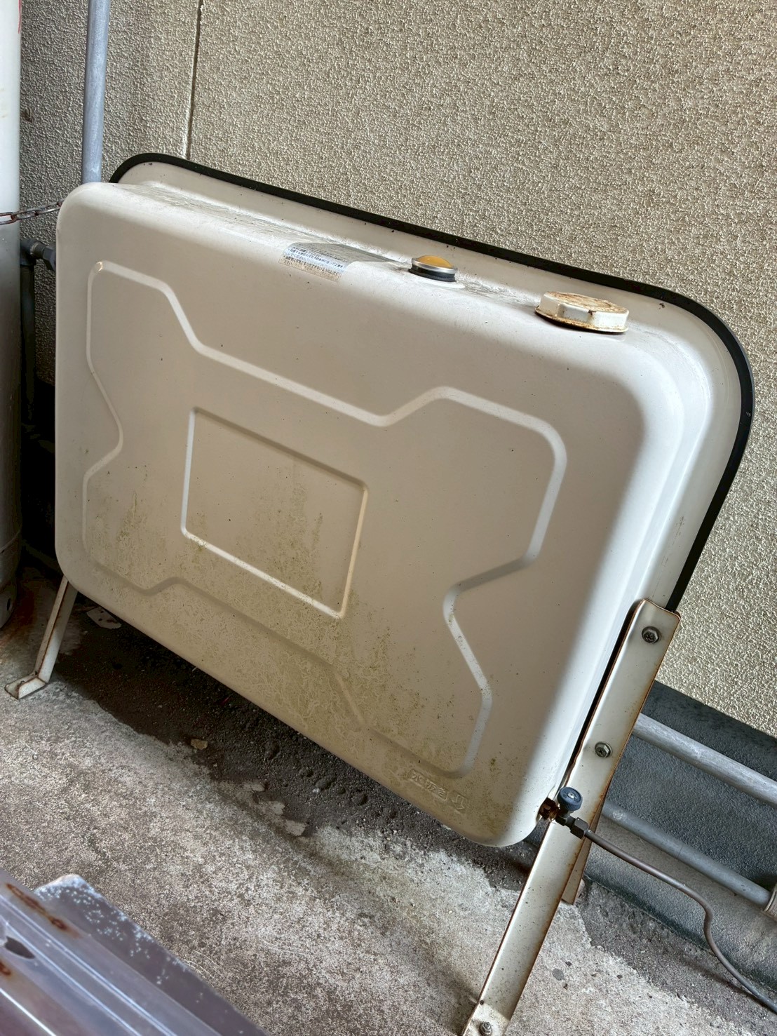 施工前のオイルタンク