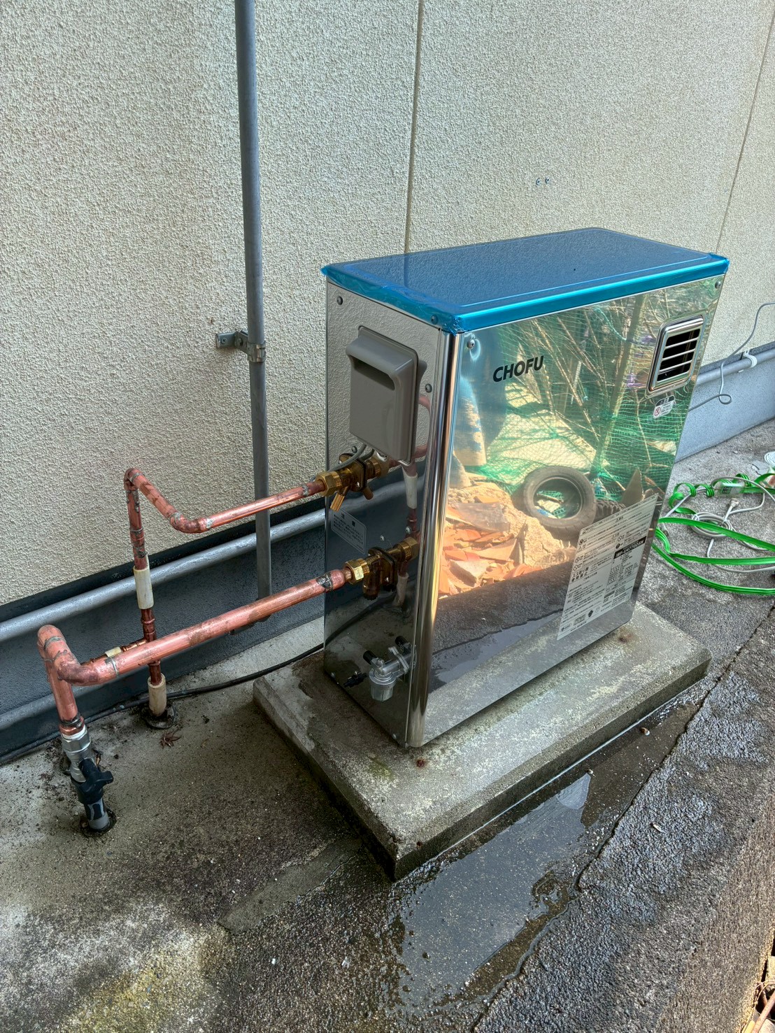 新しい給湯器の設置途中