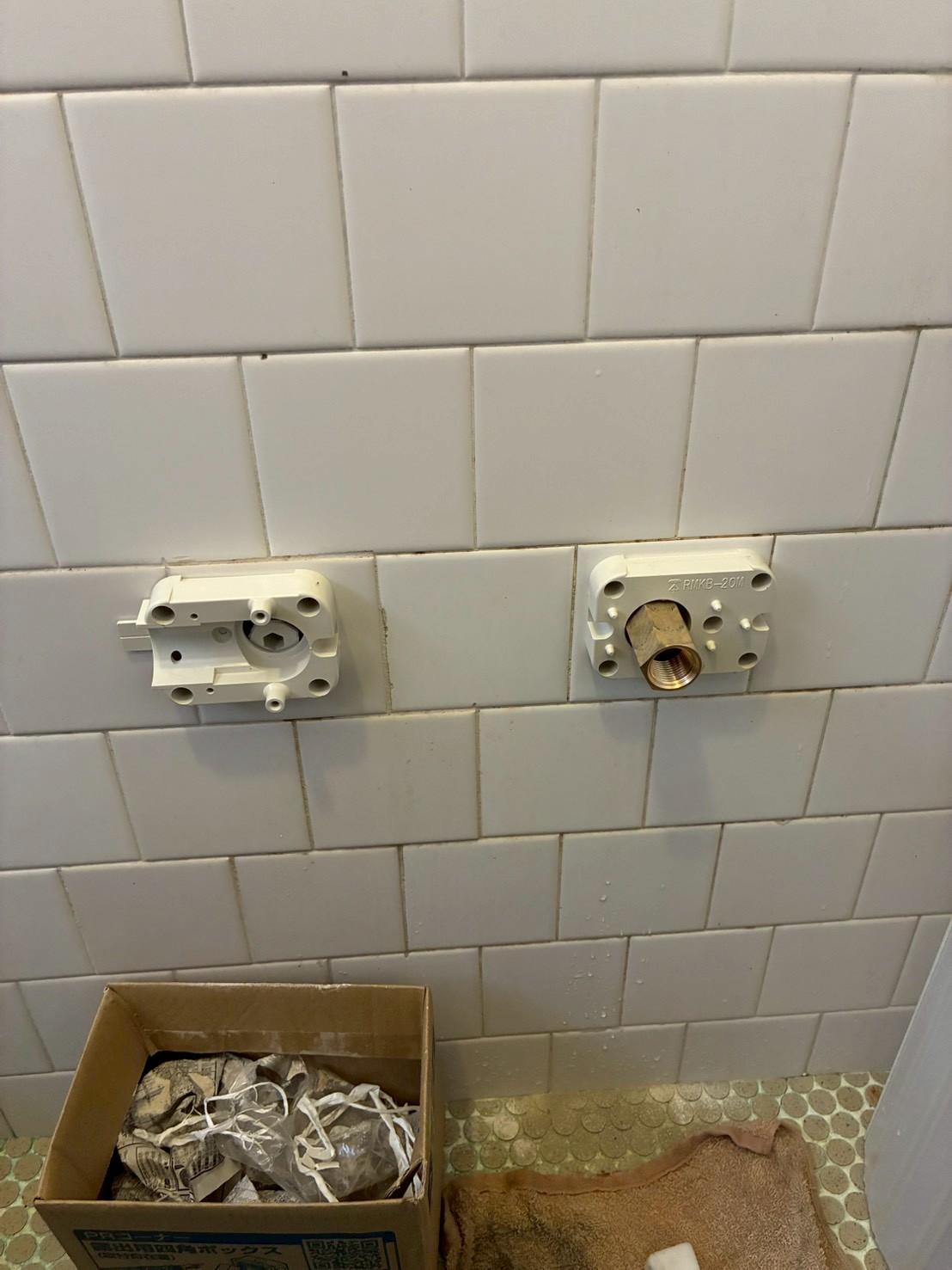 新しい循環金具座RMKB-20Mが2つ浴室タイルに取り付けられたアフター